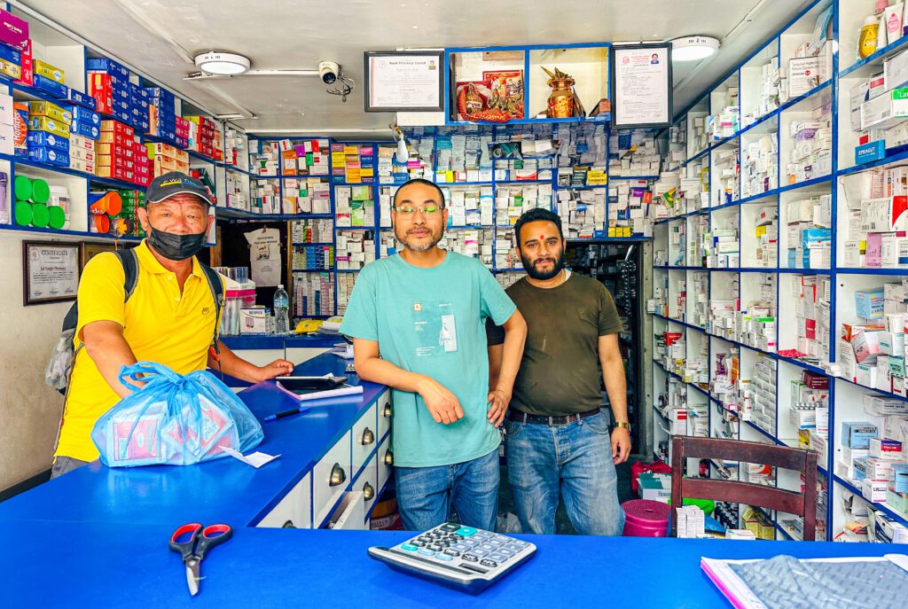 Einkaufen der zusätzlichen
Medikamente und Medizinprodukte in einer
Apotheke in Kathmandu